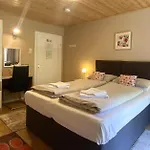 Julia בית הארחה